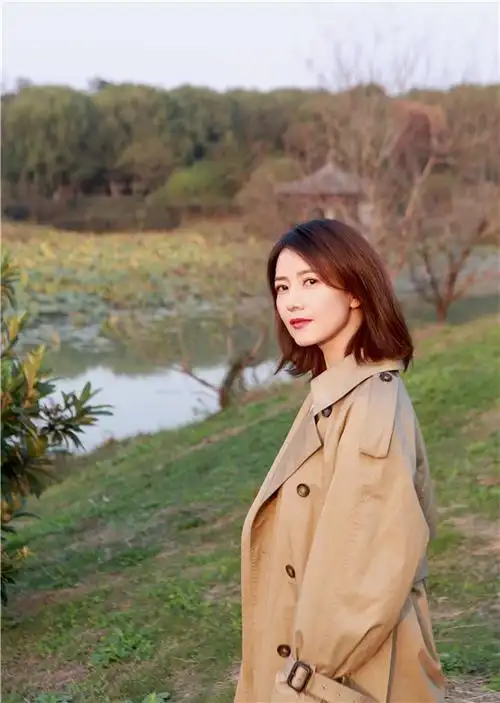 高圆圆风衣写真曝光侧颜精致深秋氛围感满满