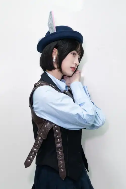 沈月晒短发照##沈月头上有对粉耳朵