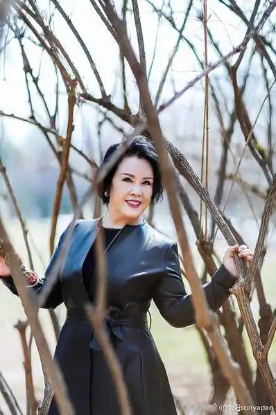 潘长江妻子杨云身材高挑.