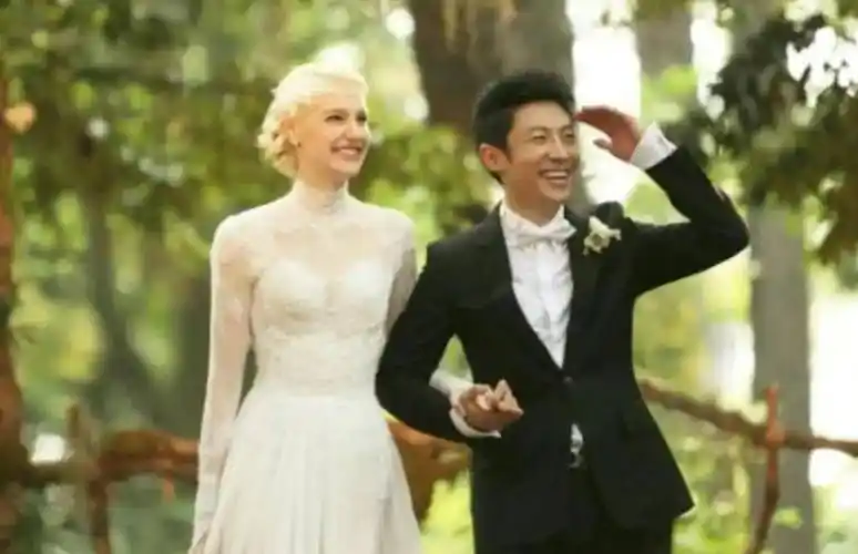 撒贝宁李白带龙凤胎回乡过年,小撒兄妹罕同框,俩混血娃呆萌可爱_家庭