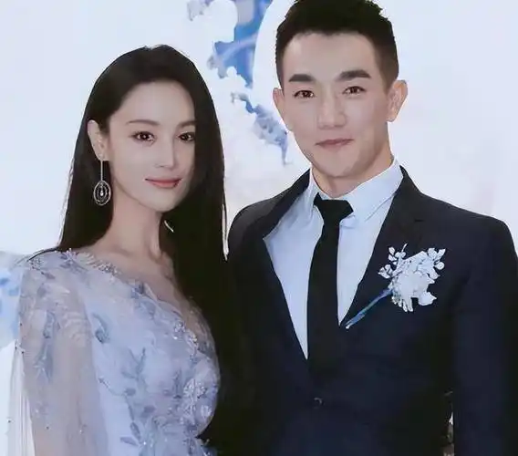 原创张馨予晒猫秀恩爱老公何捷长发被猜测转业夫妻撸猫岁月静好