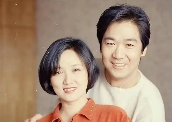 张国立与罗秀春离婚34年:他再婚有烦恼,她至今没再婚牵挂着儿子_邓婕