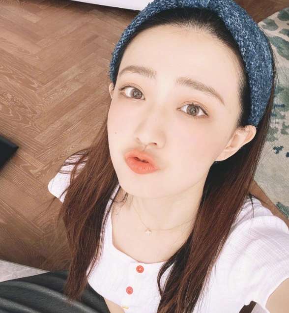 徐璐罕见晒嘟嘴卖萌照,私服秀出完美身材,甜酷风惹心动