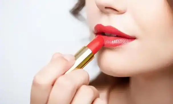 大多数女人都在犯的3个涂口红的"低级错误",难怪沾杯还脱色
