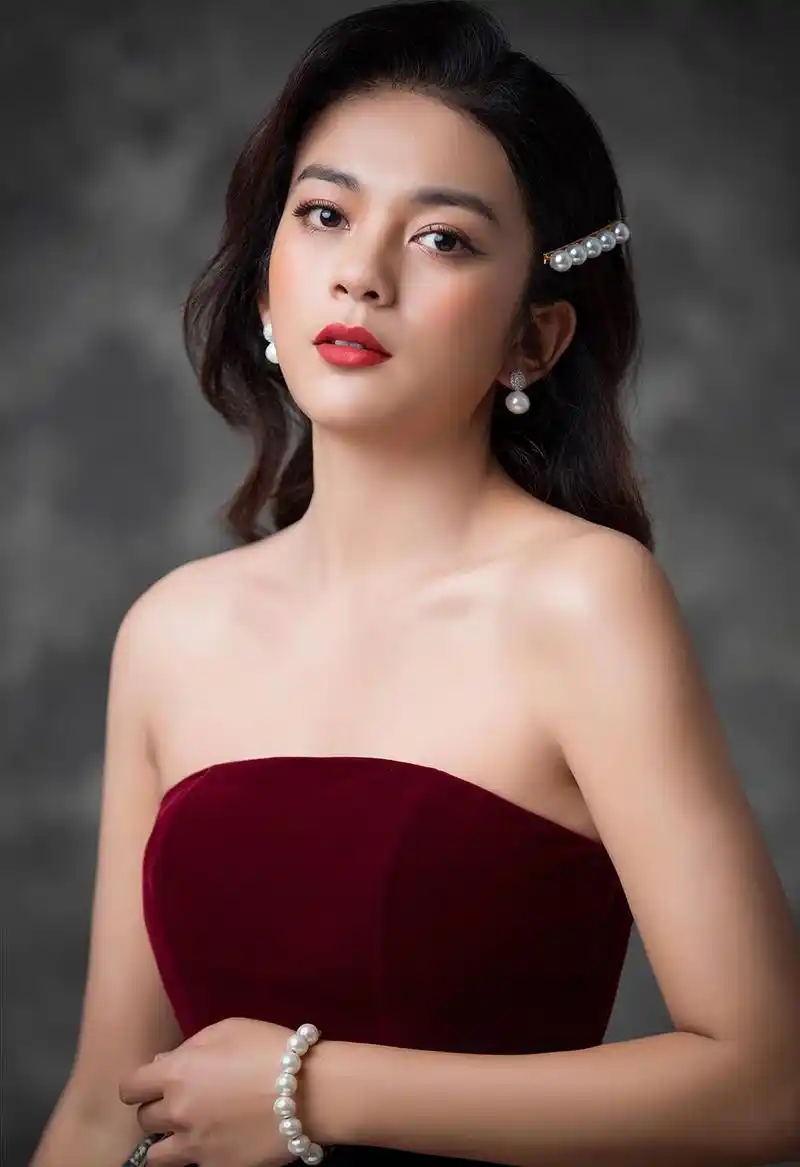 中印混血谈莉娜,肤色黑选择酒红色,穿抹胸裙也挡不住的丰盈感_时尚