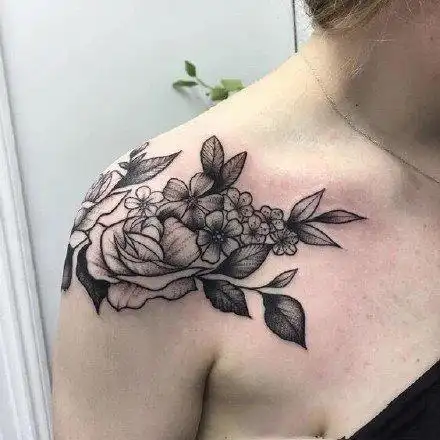 女生肩膀的黑色系花朵纹身图案2