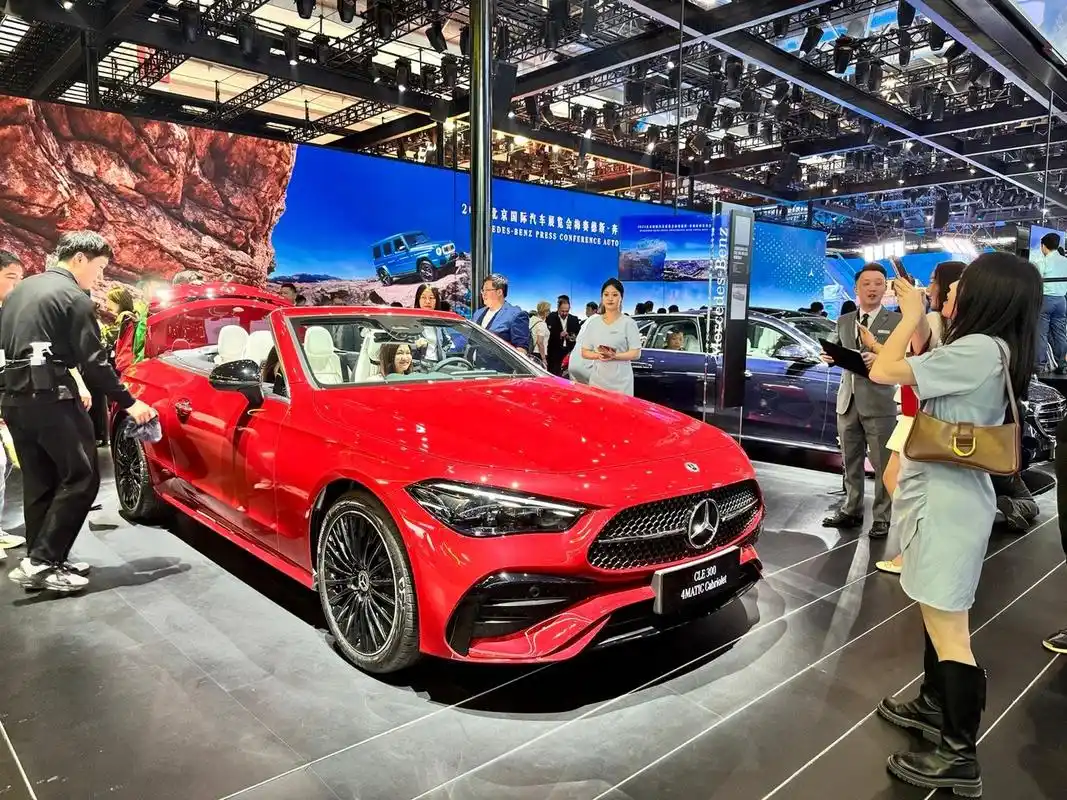 奔驰展台的一角,红色cle 敞篷吸引了好几个小姐姐#2024北京国际车展