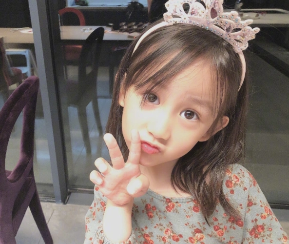 黄磊孙莉为7岁女儿庆生妹妹越来越有气质颜值不输姐姐啊