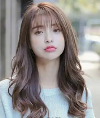 这款偏分设计 披肩中长发微卷烫发,时尚更好看.