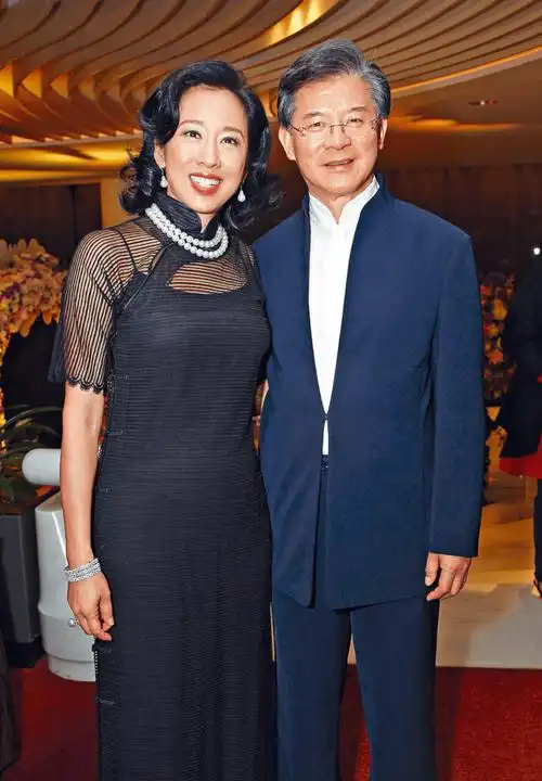 一转眼两人结婚14年了,朱玲玲与罗康瑞并没有因为年龄,时间而淡化彼此