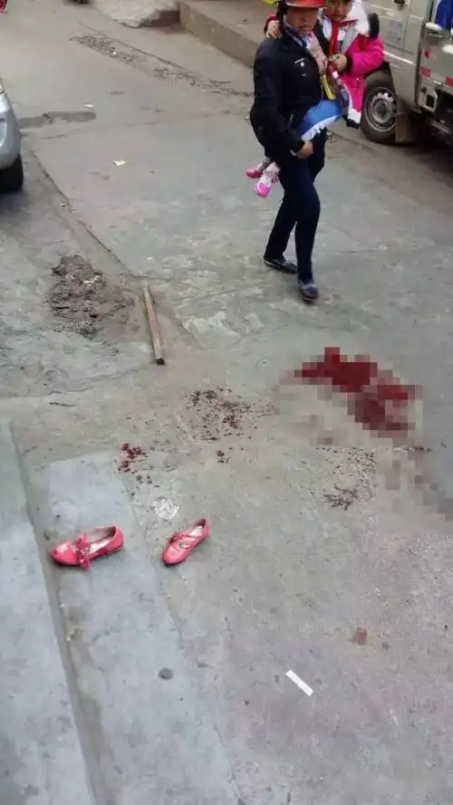 一小学发生砍人事件,保安持刀砍伤约40名学生和教职工!最新通报来了!