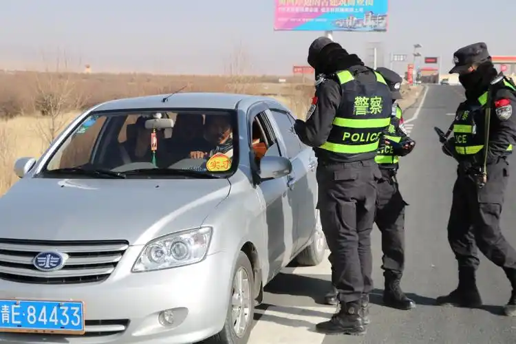 巡逻警察大队努力为"两会"创造安全稳定的社会环境