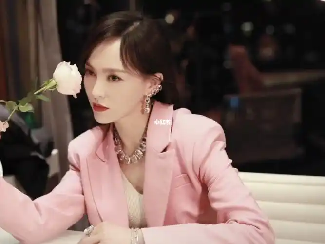 施华洛世奇代言人唐嫣拍摄花絮