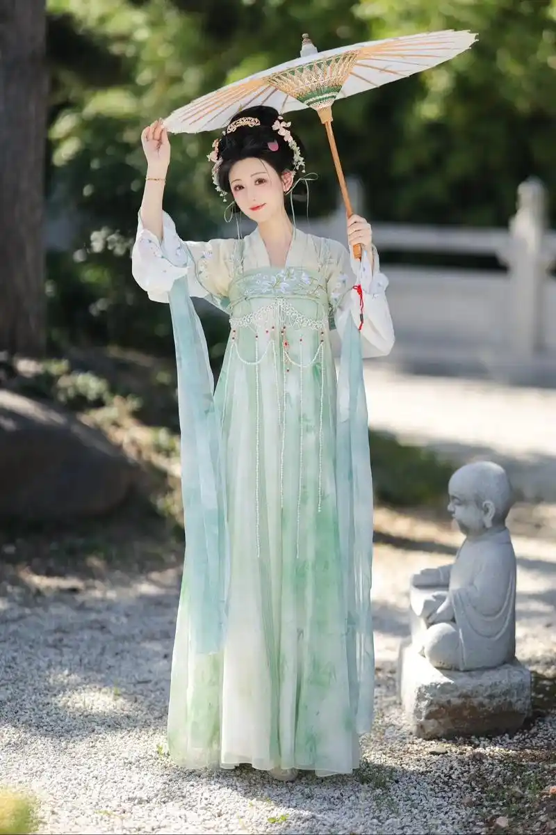 了穿上真舒服[爱心] 2天前·山东 0 分享 回复 溪落阁原创汉服(总店)