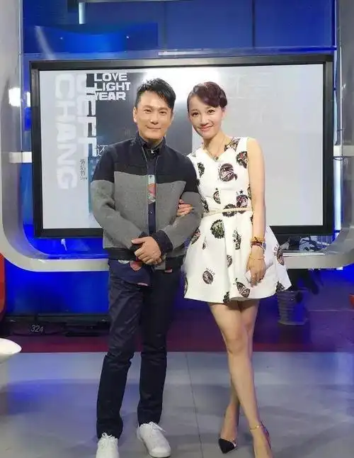 东方卫视新生代美女主持马杰曾和程雷传绯闻今被传嫁富豪