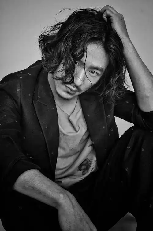 "小奶狗"靠边站 痞帅迷人的"胡茬大叔"才是我的菜