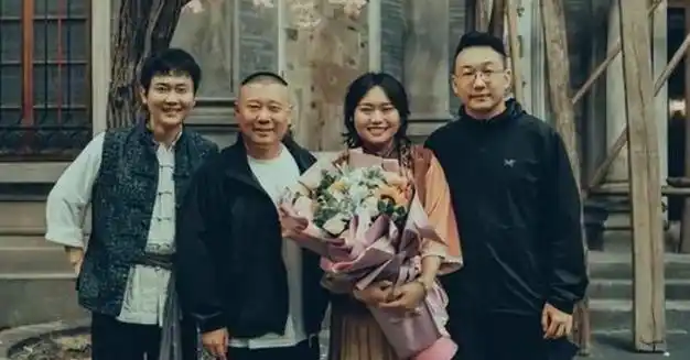 栾云平自己盘了三年的核桃也送给了她,要上台讲相声孙越来给她做捧哏