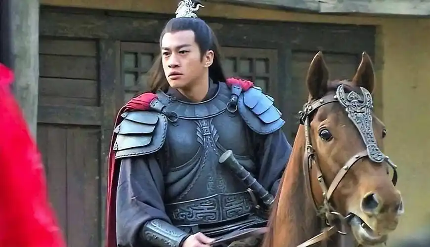 46岁何润东无儿女,晒小8岁娇妻海边出游,对宠物狗自称"爸爸"_孩子_老