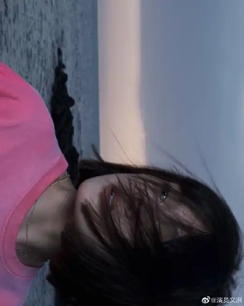 文淇晒海边写真短发造型甜美可人