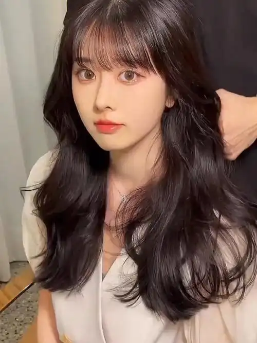 女生中发蓬松减龄气垫烫锁骨发韩式烫发发型