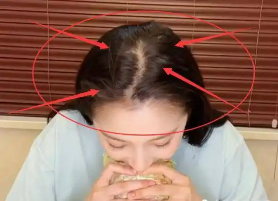 当她低头的那一刻,22岁的发量真实了_三明治_女明星_蔬菜