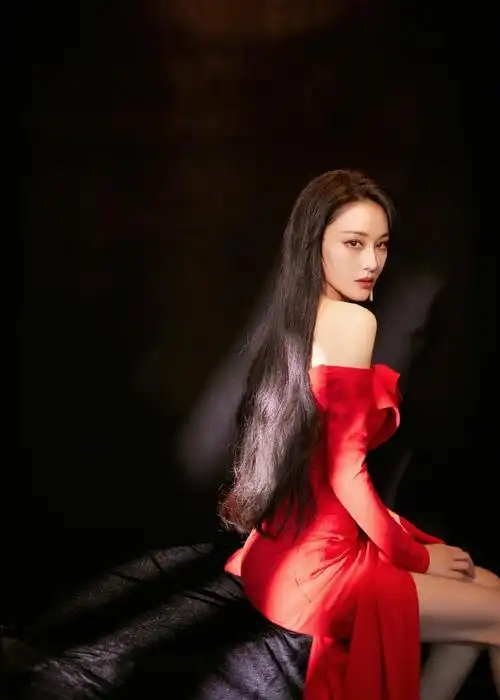 最新大图中,张馨予长发披肩,而且穿着长款露肩红裙,不仅身材不错,妆容