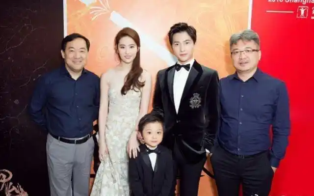 刘亦菲一家五口全家福丈夫体贴儿子可爱