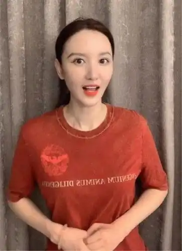 张萌拍视频道歉,美颜效果实在太好,素颜的脸明明很寡淡