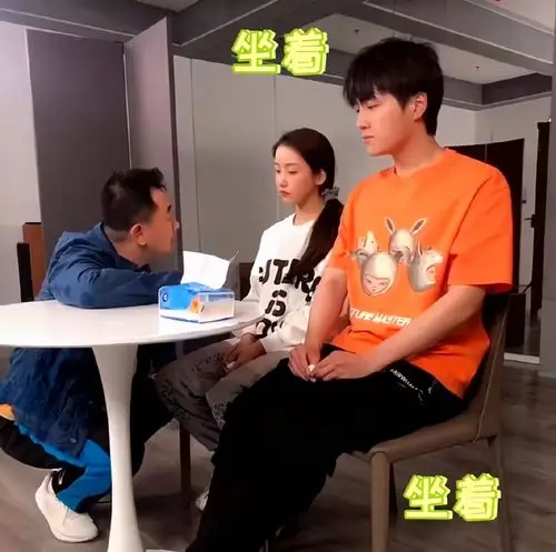 看来是表演班的学员了,黄海波眼睛直勾勾地盯着粉色衣服的女生,似乎在