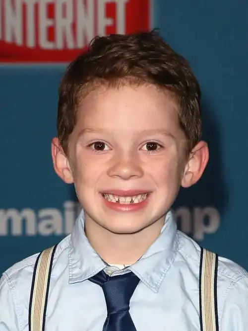 而"微笑"表情,它的嘴角虽然是上扬的,但是表情的眼睛仍然是圆圆的