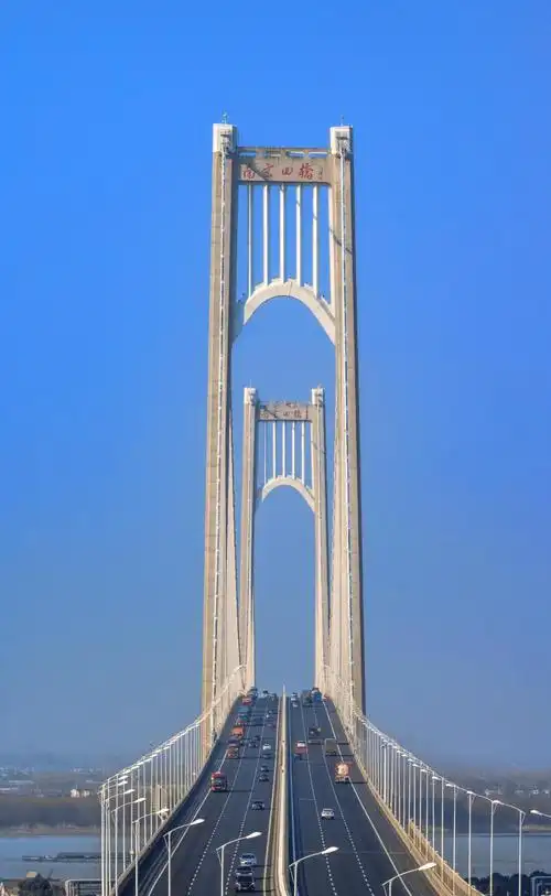 南京栖霞山长江大桥.