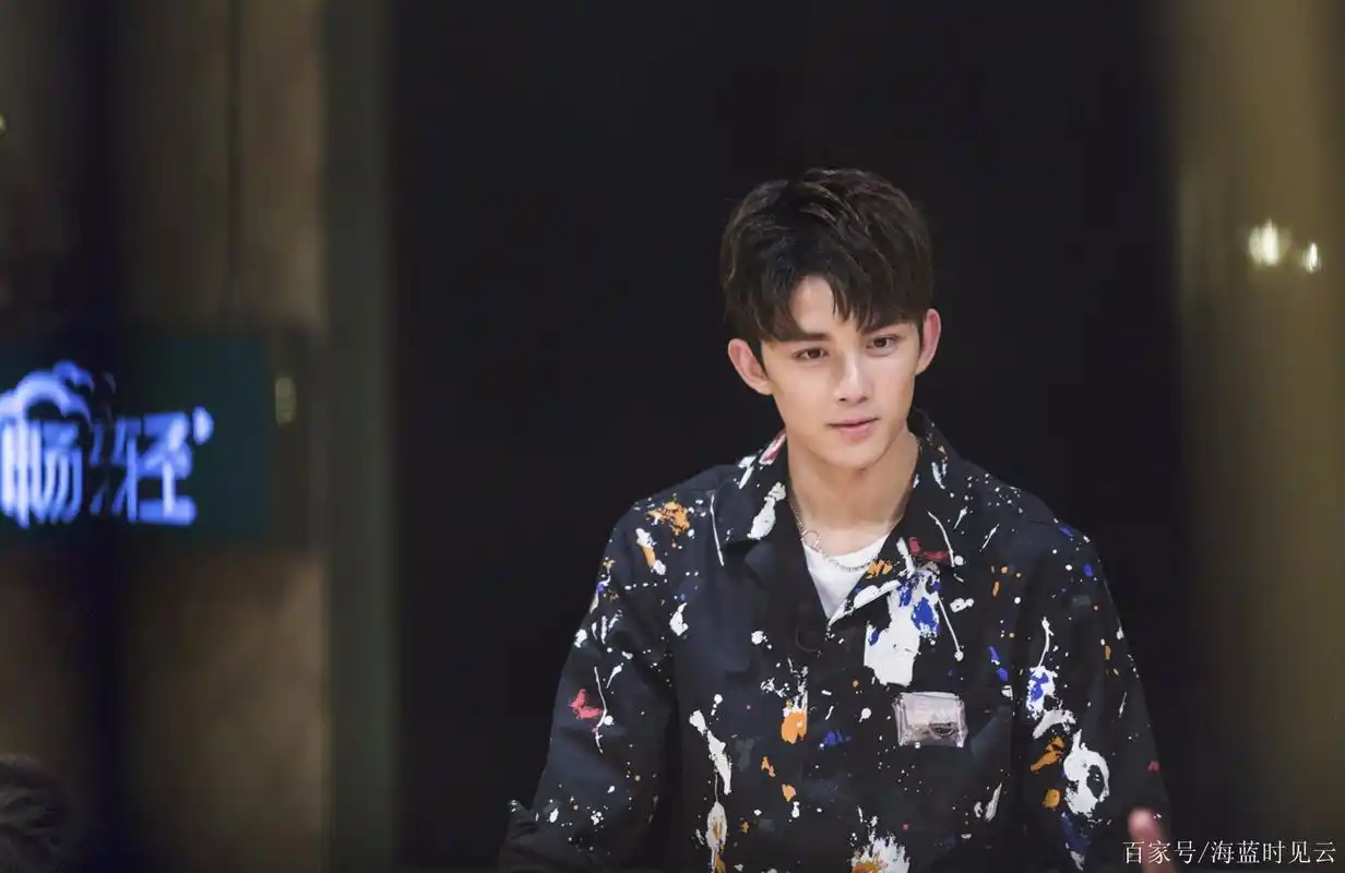 节目里,智慧少年吴磊清新亮相,水手服配白短裤造型朝气满满,阳光萌帅