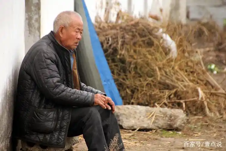农村78岁鳏夫老人,一生未离开过家乡,生活尽显心酸
