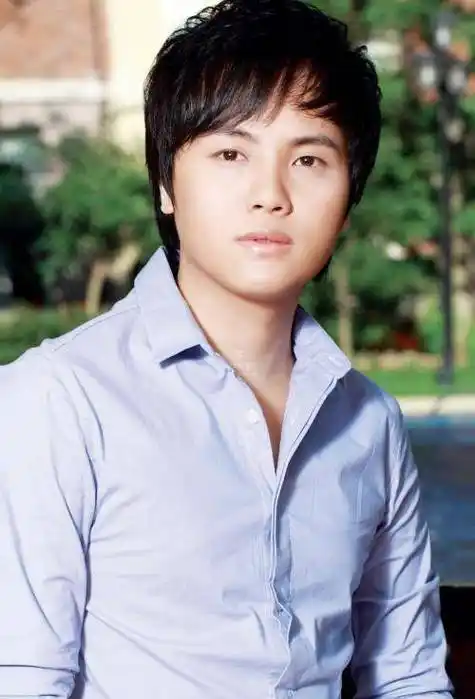 17岁开演唱会,19岁唱歌一天赚一万元,婉拒电视舞台邀请_郑源_音乐