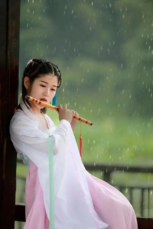 的桥头, 连纸伞都碎在江南烟雨天…… 几回霜林尽染, 几回烟雨朦胧