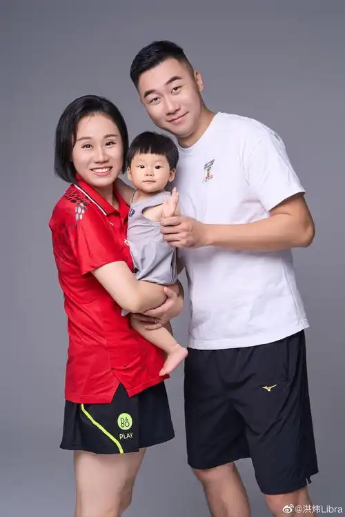 从照片可以看到,赵芸蕾抱着女儿,洪炜拉着女儿的手,一家三口对着镜头