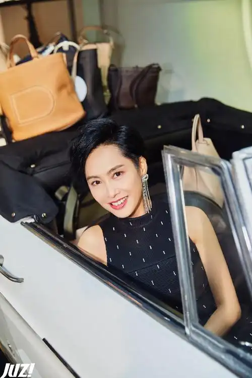 巴黎时装周#昨日@朱茵一身黑色连衣长裙亮相@delvaux2020春夏预览现场