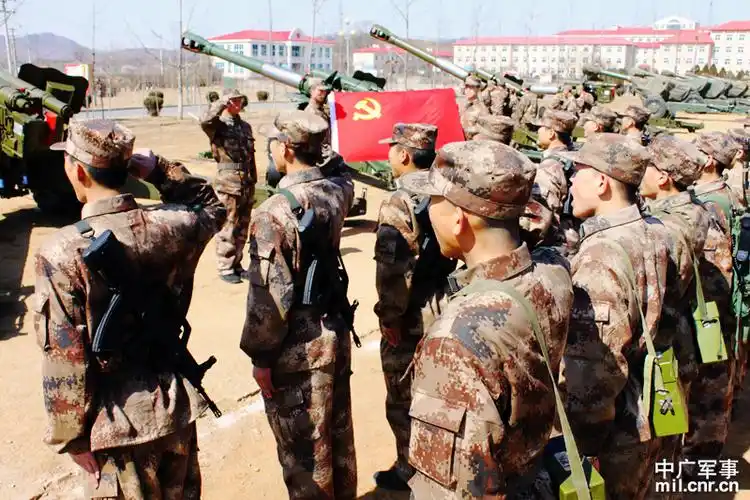 沈阳军区某炮兵团为新兵举行授装和宣誓仪式