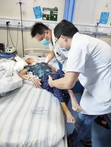 江夏区中医院骨二科完成一例高龄患者髋关节置换手术