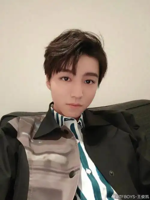 王俊凯写真,网友直呼"青春小鲜肉"!你们喜欢吗?