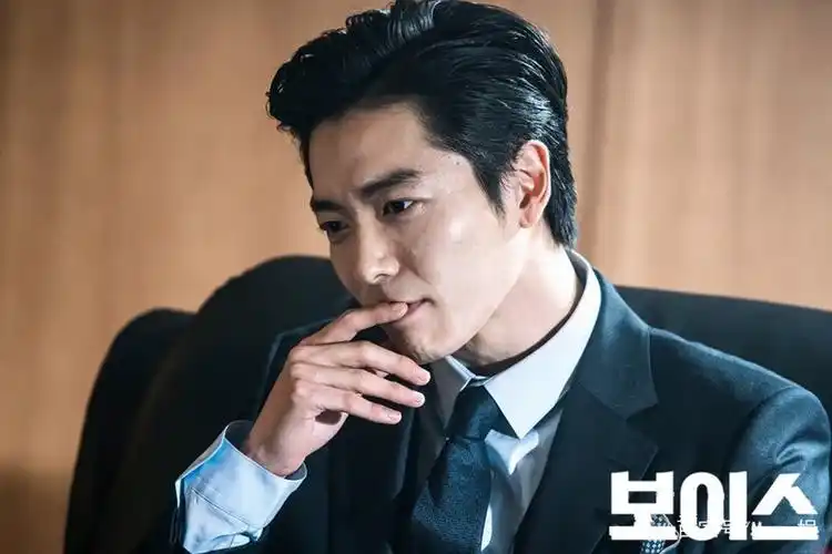 同样有着亮眼表现的反派演员还有"玉泽演".