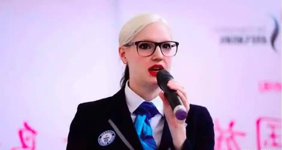 撒贝宁老婆生孩后,身材大走样,网友表示外国媳妇"保质期"太短_李白