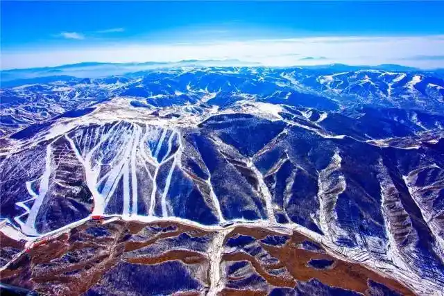 万物入眠,场面宏大壮观的滑雪旅游,却使寂静的山川旷野处处激情燃烧
