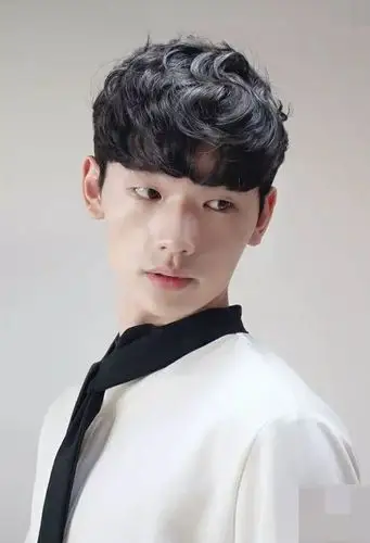 男生短头发精剪齐刘海发型齐眉的刘海,清纯帅气风韵较好体现,挑染出的