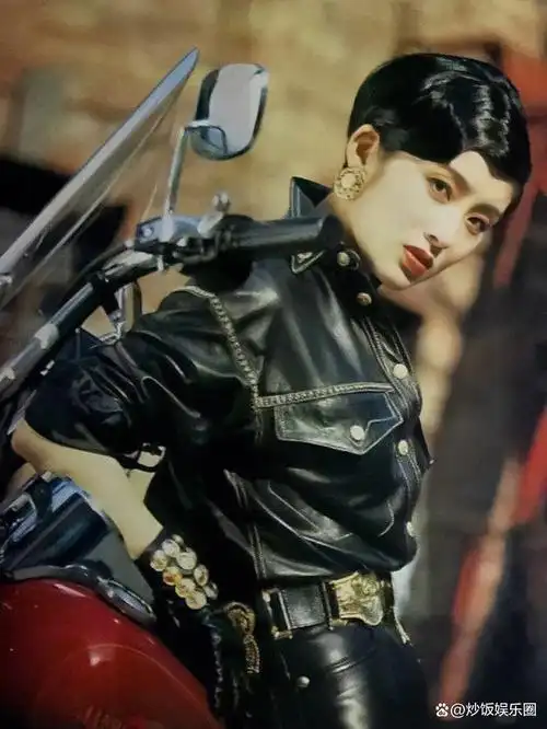 其中最为知名的作品,要数与周星驰合作的电影《逃学威龙》《武状元