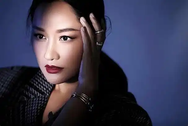 52岁的瞿颖比当年更有魅力,她的中年生活你根本无法想象