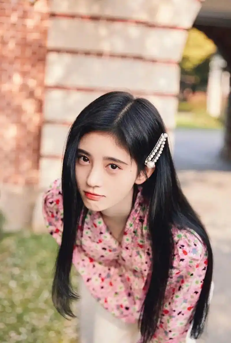 你以为鞠婧祎的发际线是常规发际线?错!它是魔法发际线!