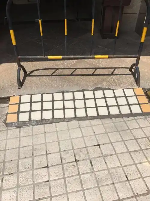 19栋b单元门口做斜坡