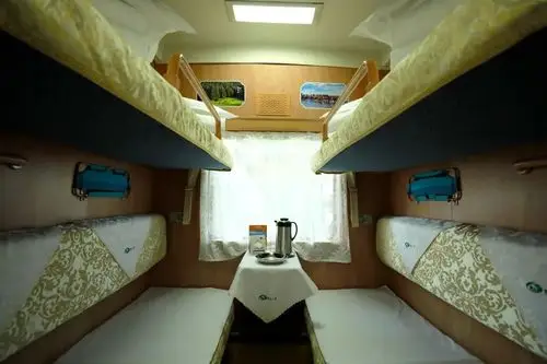 装饰全部采用环保材料不同等级车厢和娱乐商务,餐吧全列设高级软卧