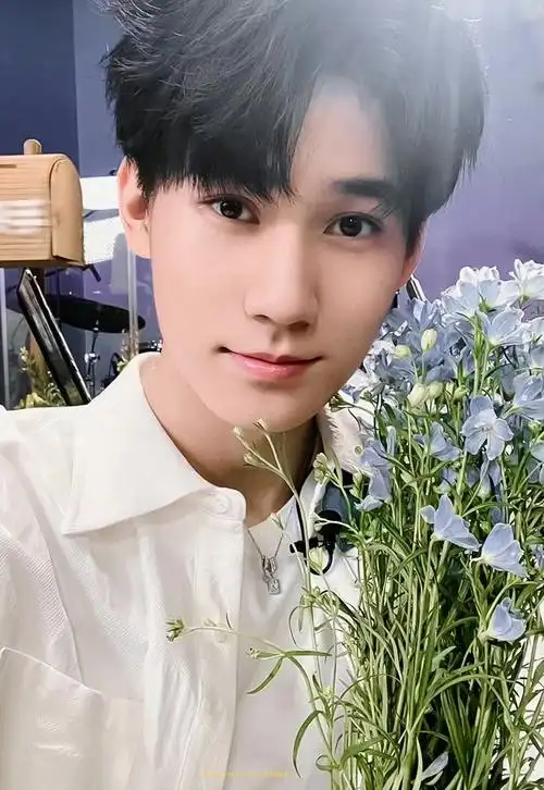 19岁的张真源vs21岁的张真源,一个是男孩与花,一个是男人与花